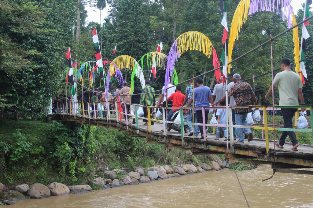 JEMBATAN GANTUNG GAMPONG BULOH YANG DI BANGUN DARI SWAKELOLA